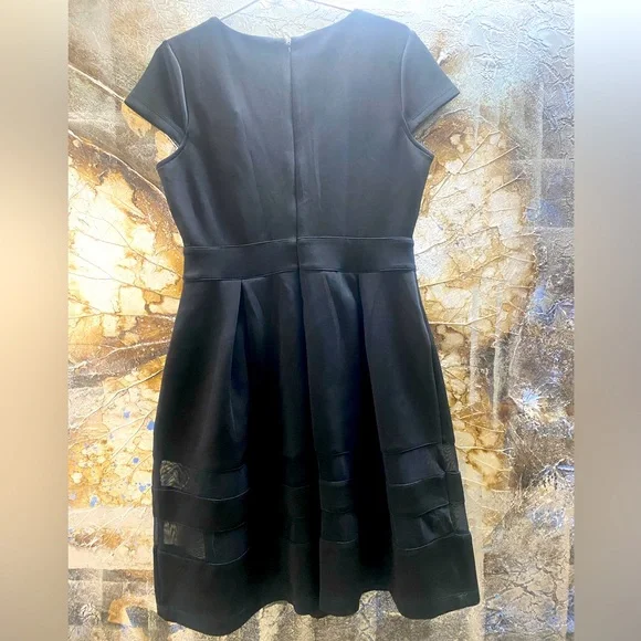 ❌SOLD❌FORMAL BLACK DRESS WITH LACE INSERT DETAILING AT THE BOTTOM! - Picture 5 of 7